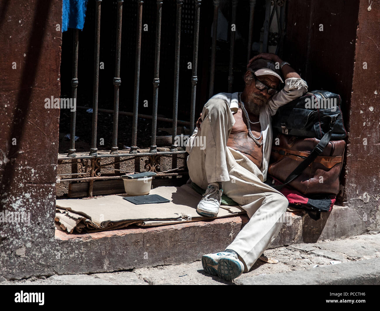 L'embargo americano ha gravemente colpito l'economia cubana, in città e in campagna è facile incontrare persone in stato di povertà Foto Stock