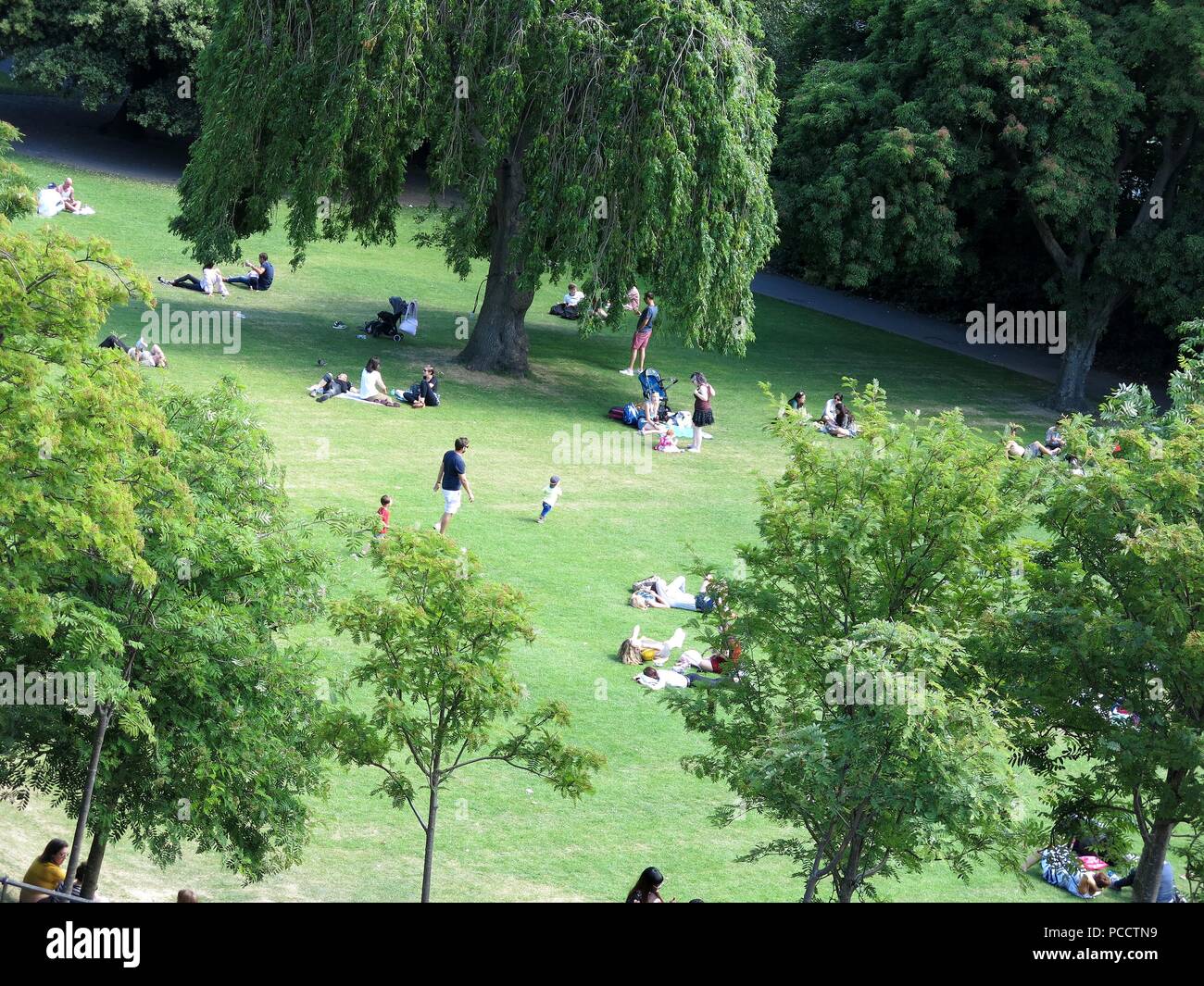 Persone rilassante in un parco vicino alla stazione di Edimburgo, in Scozia. Foto Stock