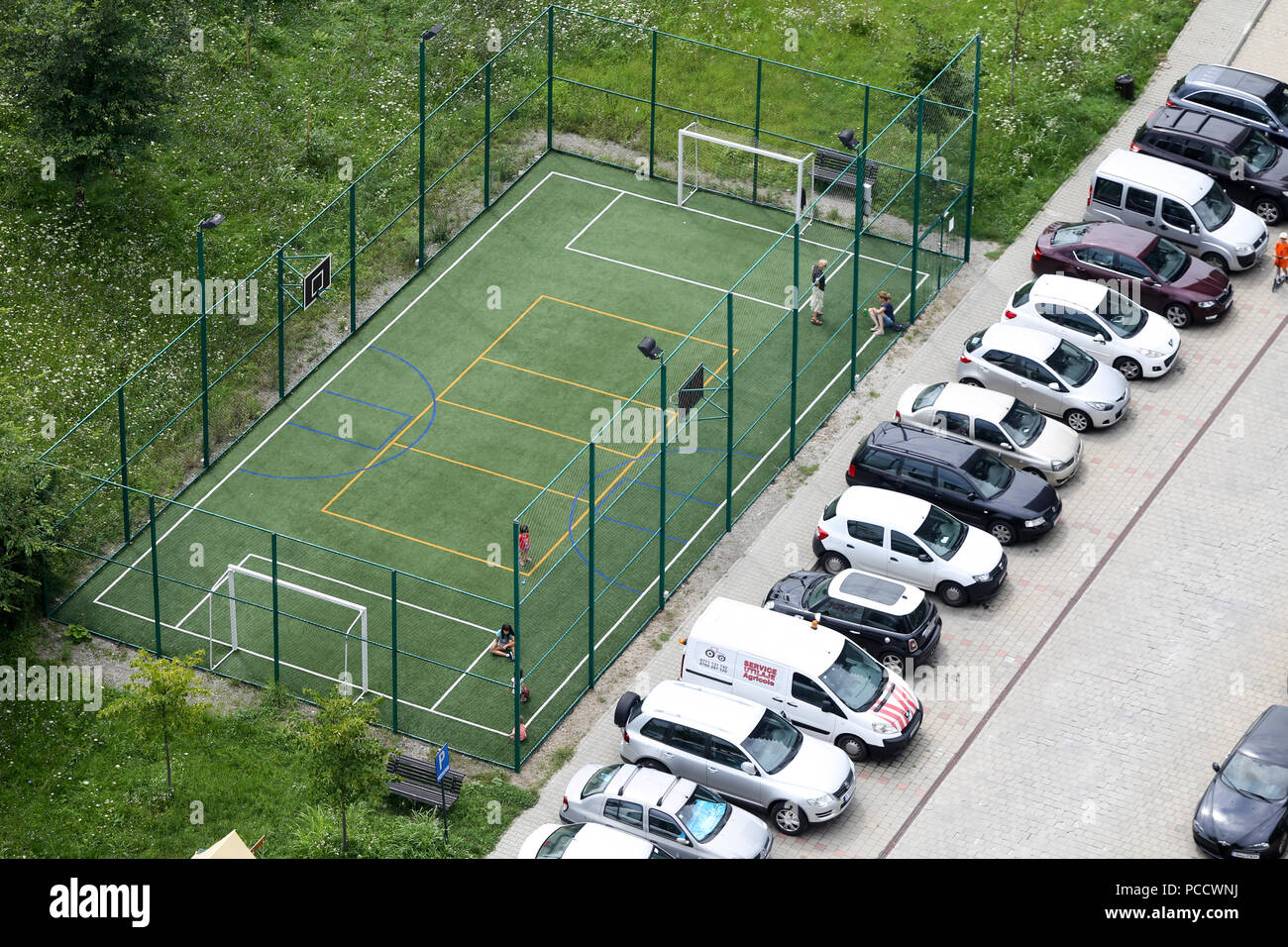 Bucarest, Romania - 31 Luglio 2018: Sport corte e parcheggio visto da sopra Foto Stock