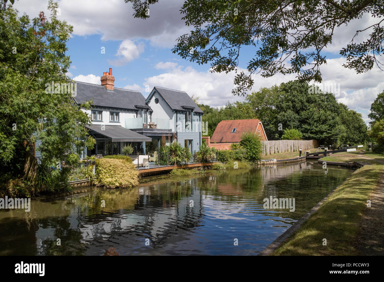 Waterside proprietà, in Stratford upon Avon Canal, Warwickshire, Inghilterra, Regno Unito Foto Stock