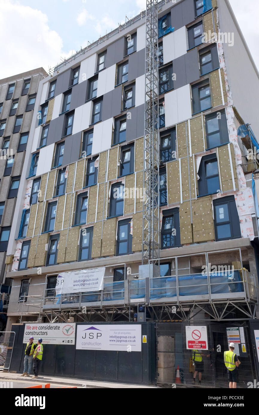 Agosto 2018 - Post Grenfell, un edificio che è rivestito in materiale non combustibile rockwool, una naturale materiale isolante Foto Stock