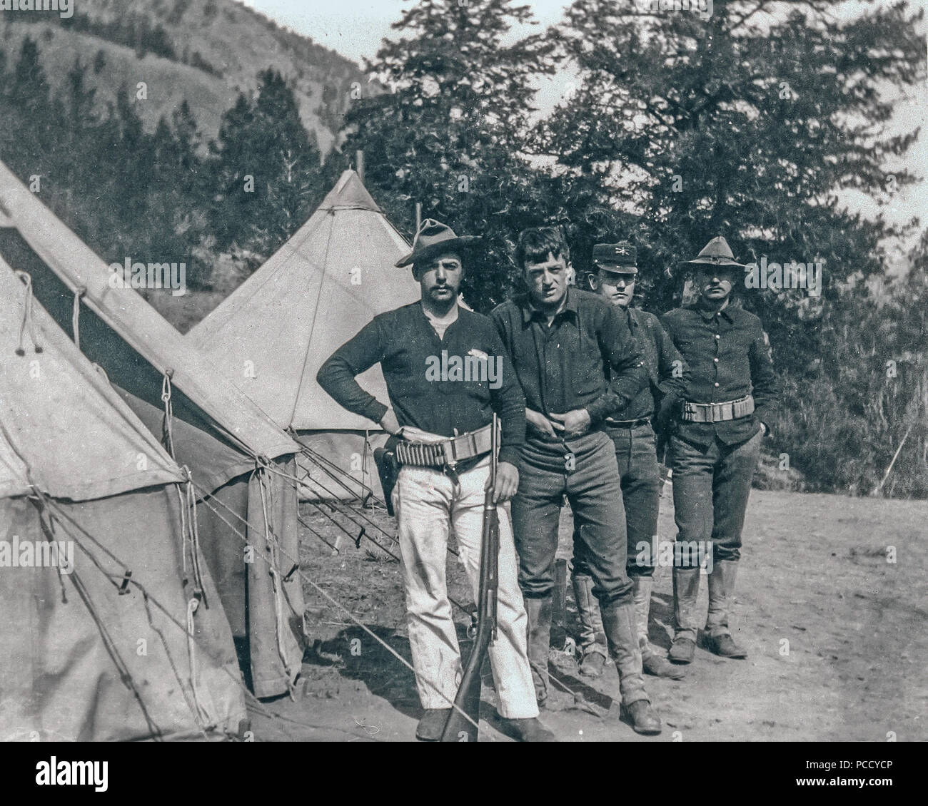 Soldati nel campo del presidente Roosevelt; fotografo sconosciuto; 1903; Catalogo #14509; YELL 36913-3 tende militari, visitatori Vip, PRESIDENTI 53 soldati nel campo di Theodore Roosevelt (25824992100) Foto Stock