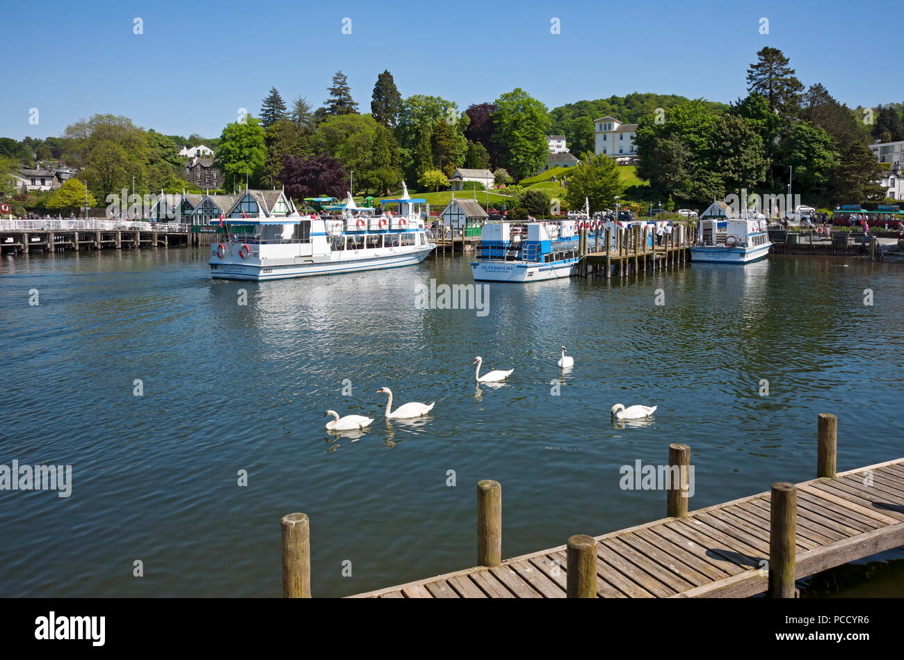 Barche da diporto gite in barca sul lago in estate Bowness sul Windermere Lake District National Park Cumbria Inghilterra Regno Unito GB Gran Bretagna Foto Stock