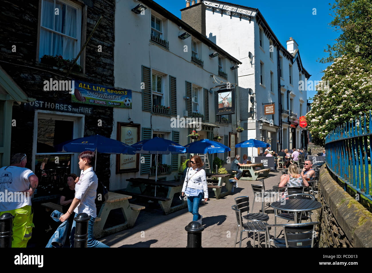 Persone visitatori turisti seduti all'aperto pub e ristoranti in estate Church Street Bowness a Windermere Cumbria Inghilterra Gran Bretagna Foto Stock