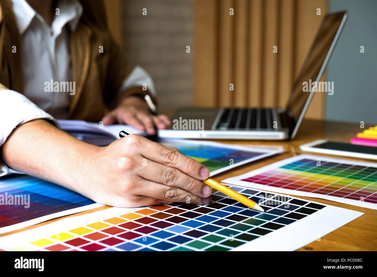 Graphic Designer scegliere i colori da bande di colore dei campioni per la progettazione .Designer grafico creatività concetto di lavoro . Foto Stock