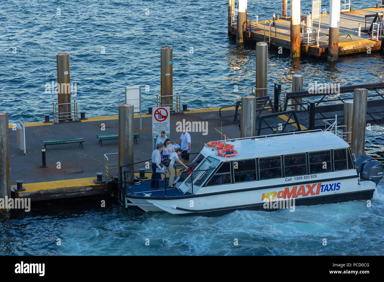 I passeggeri di caricamento sul taxi boat durante il giorno,uno di Sydney, piccoli taxi d'acqua sul porto di Sydney, Australia:07/04/2018 Foto Stock