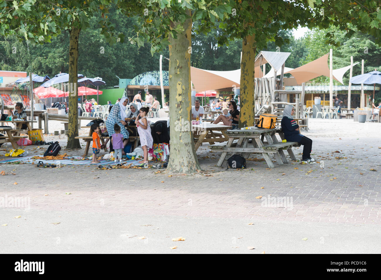 Hilvarenbeek,Olanda,28-07-2018:persone provenienti da culture diverse gustare snack e drink sulla terrazza del parco dei divertimenti di beek bergen,questo è uno dei più grandi parchi di divertimenti in Olanda Foto Stock