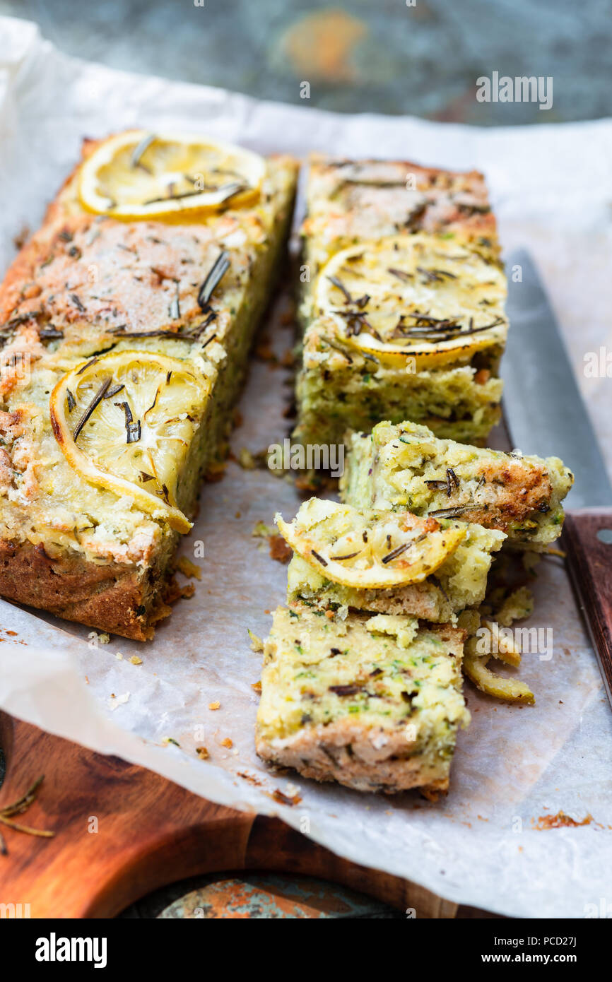 Limone e torta di zucchine Foto Stock