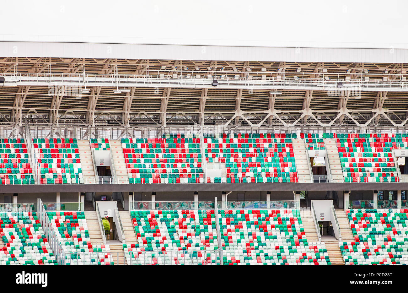 Parte della tribuna vuota di una città lo stadio con sedie di colore Foto Stock