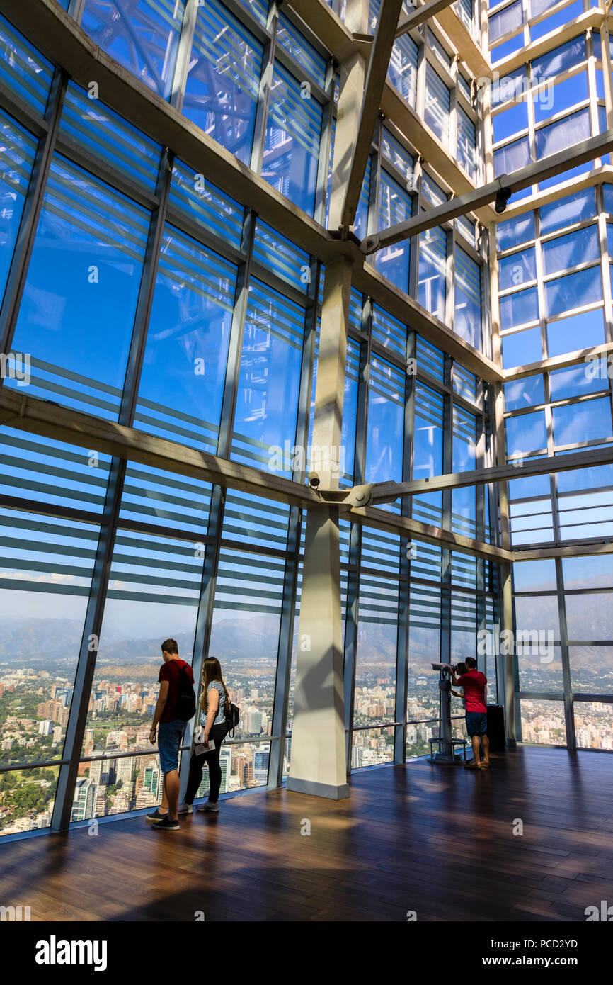 Coppie, aprire un deck di visualizzazione, Gran Torre Santiago, Sud America's edificio più alto, Costanera Center, Las Condes, Santiago del Cile, Sud America Foto Stock