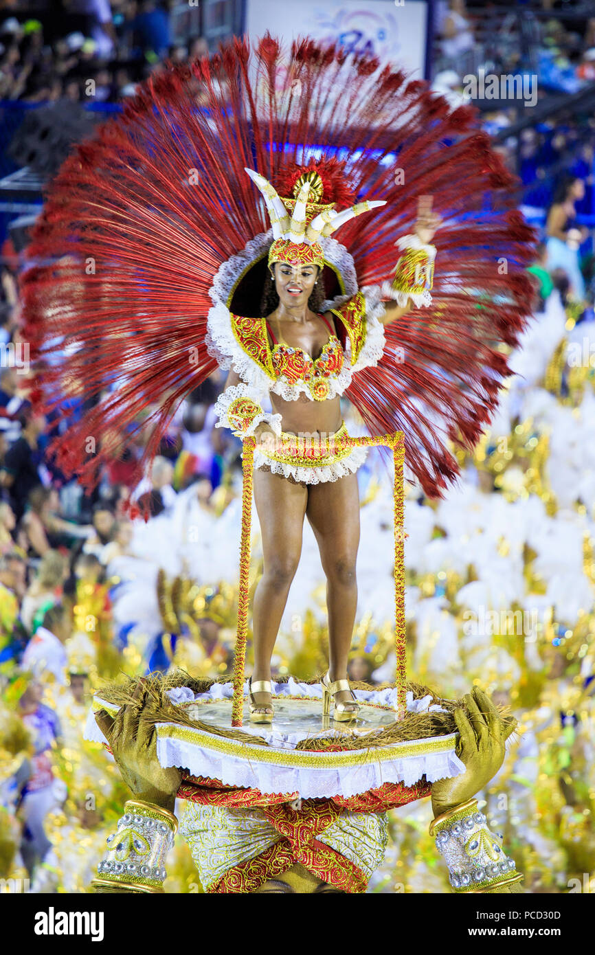 Ballerini di principale Rio de Janeiro sfilata di carnevale in Sambadrome (Sambodromo) arena, Rio de Janeiro, Brasile, Sud America Foto Stock