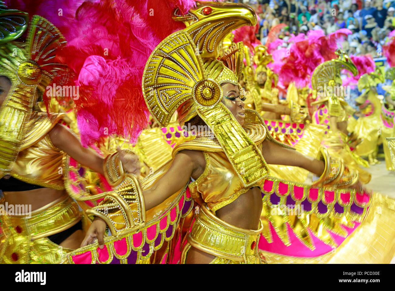 Ballerini di principale Rio de Janeiro sfilata di carnevale in Sambadrome (Sambodromo) arena, Rio de Janeiro, Brasile, Sud America Foto Stock