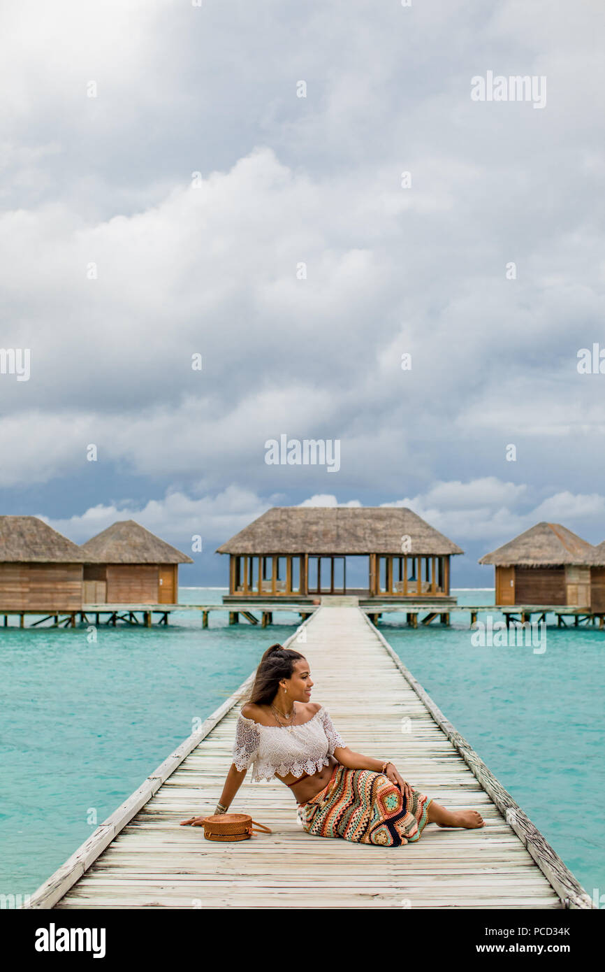 Relax presso il Conrad Maldives Rangali Island su acqua studio di yoga, Maldive, Oceano Indiano, Asia Foto Stock