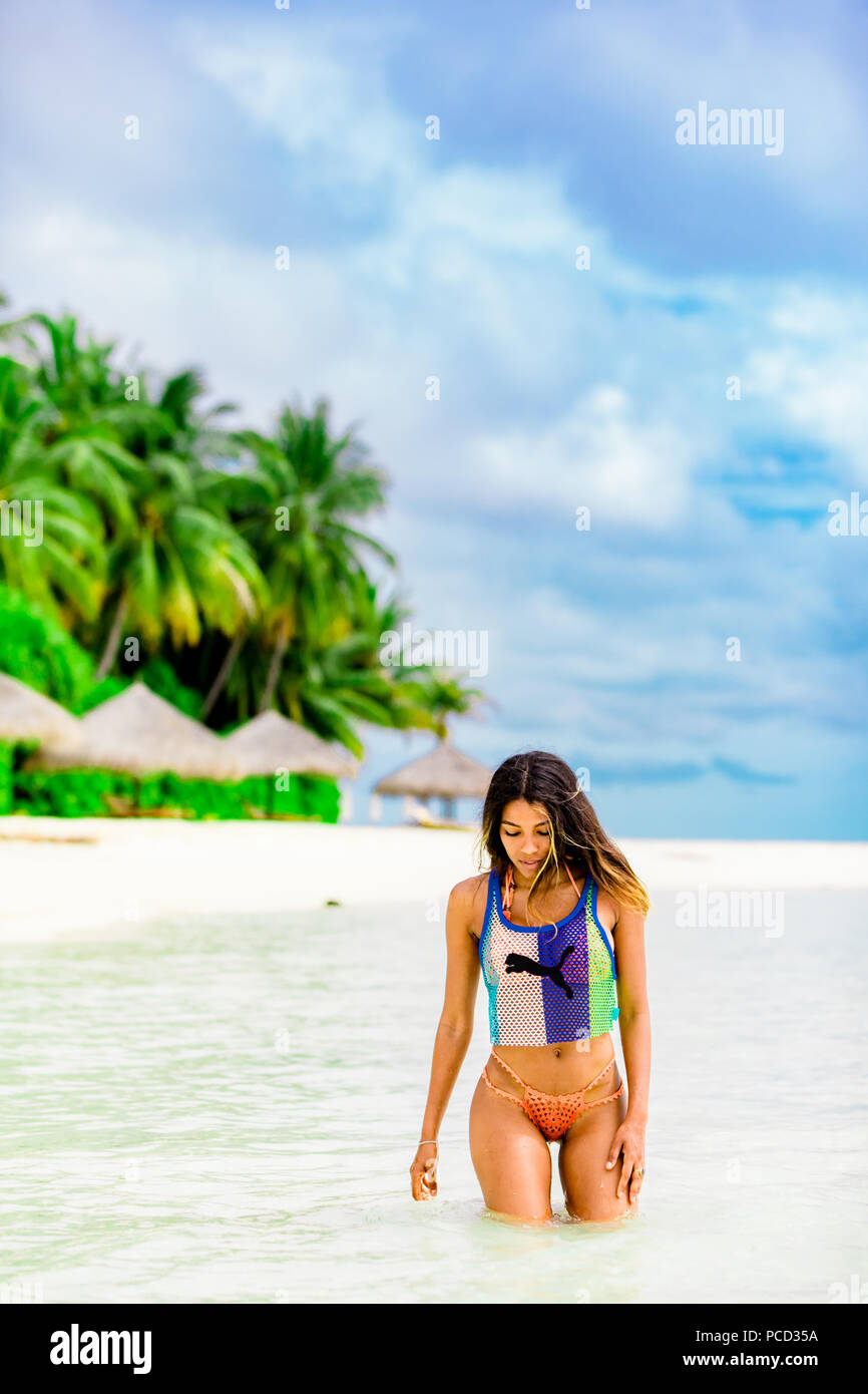 New Scenic 5 posti con Conrad Maldives Rangali Island con il modello, Maldive, Oceano Indiano, Asia Foto Stock