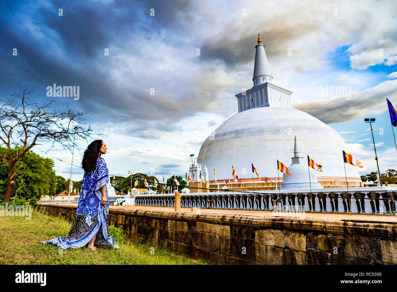 Modello e stupa buddisti nelle rovine dell'antico regno di Sri Lanka, Anuradhapura, Sito Patrimonio Mondiale dell'UNESCO, Sri Lanka, Asia Foto Stock