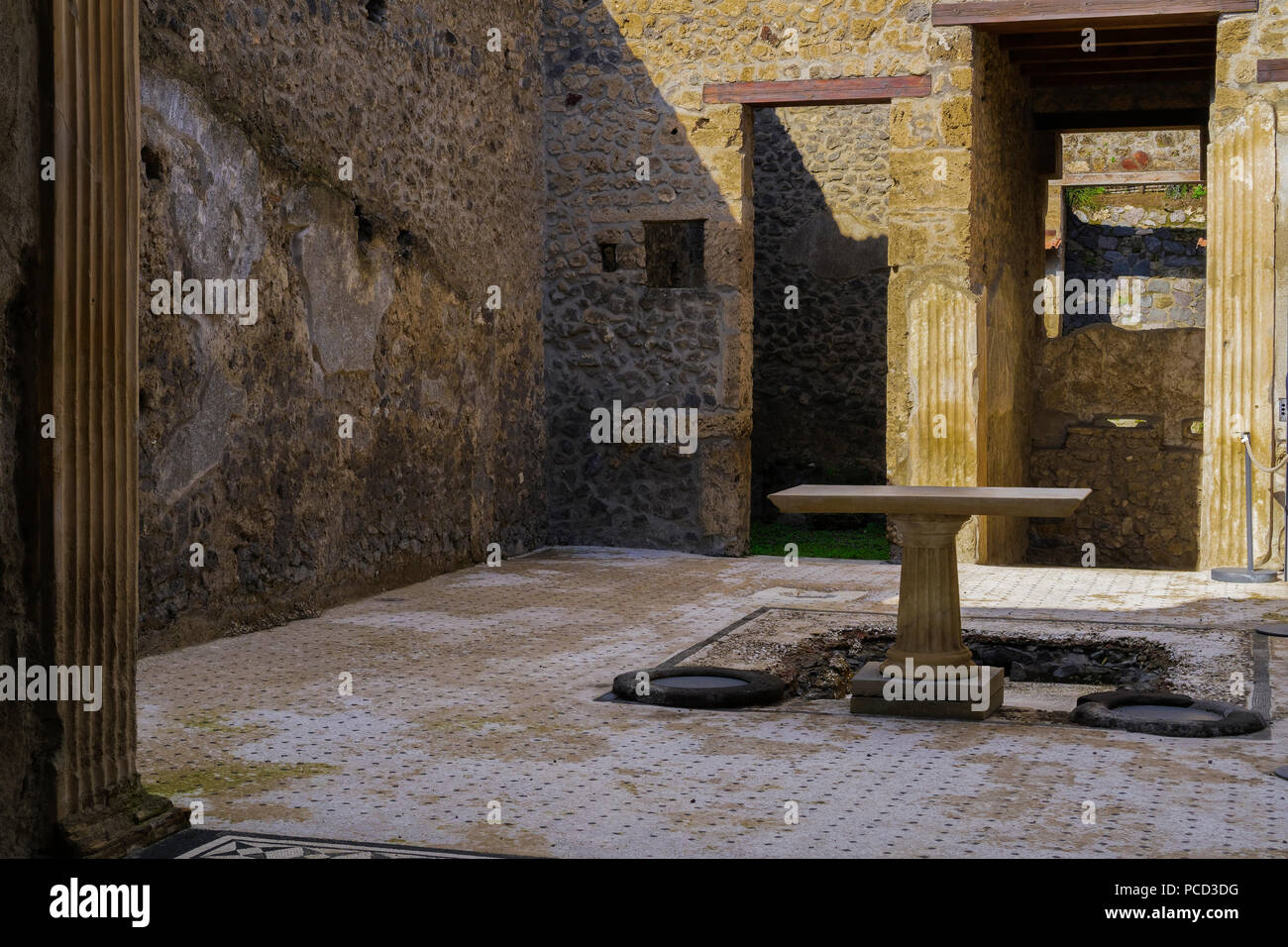 Casa del frutteto atrium, resti della Casa del frutteto dopo il Monte Vesuvio eruzione vulcanica nel 79 D.C., Pompei, UNESCO, Campania, Italia Foto Stock