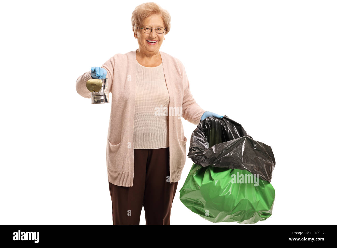 Donna anziana tenendo un barattolo di latta e un sacchetto di immondizia isolati su sfondo bianco Foto Stock