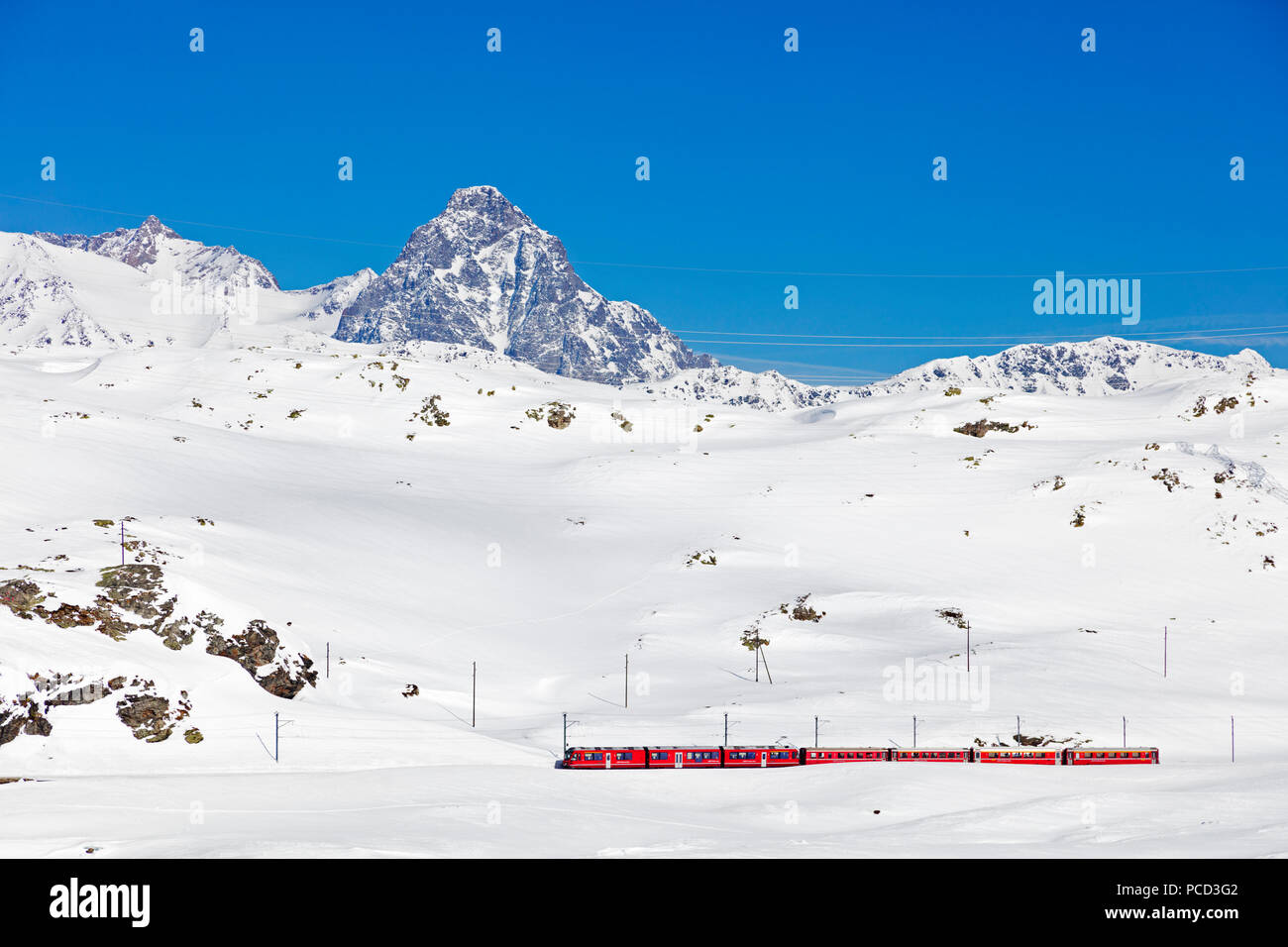 Ferrovia Retica nei pressi di Albula Passo Bernina, Sito Patrimonio Mondiale dell'UNESCO, in Engadina, Svizzera, Europa Foto Stock