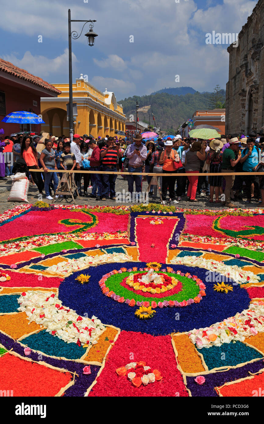 Alfrombras per la Settimana Santa durante la processione, la Città di Antigua, Guatemala, America Centrale Foto Stock