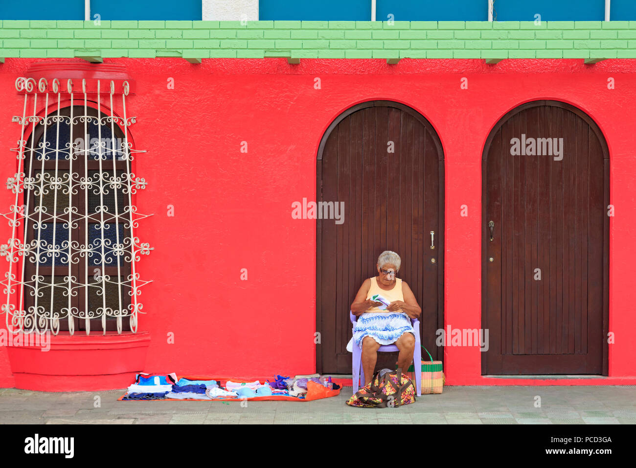 Venditore ambulante, Corinto City, Chinandega Provincia, Nicaragua america centrale Foto Stock