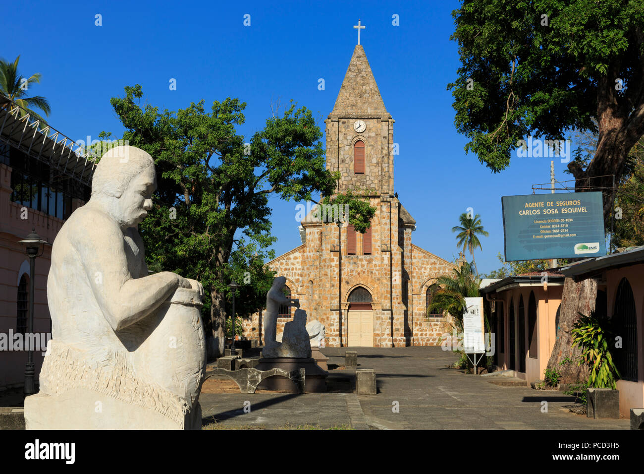 La scultura di Rodolfo Ramirez e cattedrale, Puntarenas City, Costa Rica, America Centrale Foto Stock