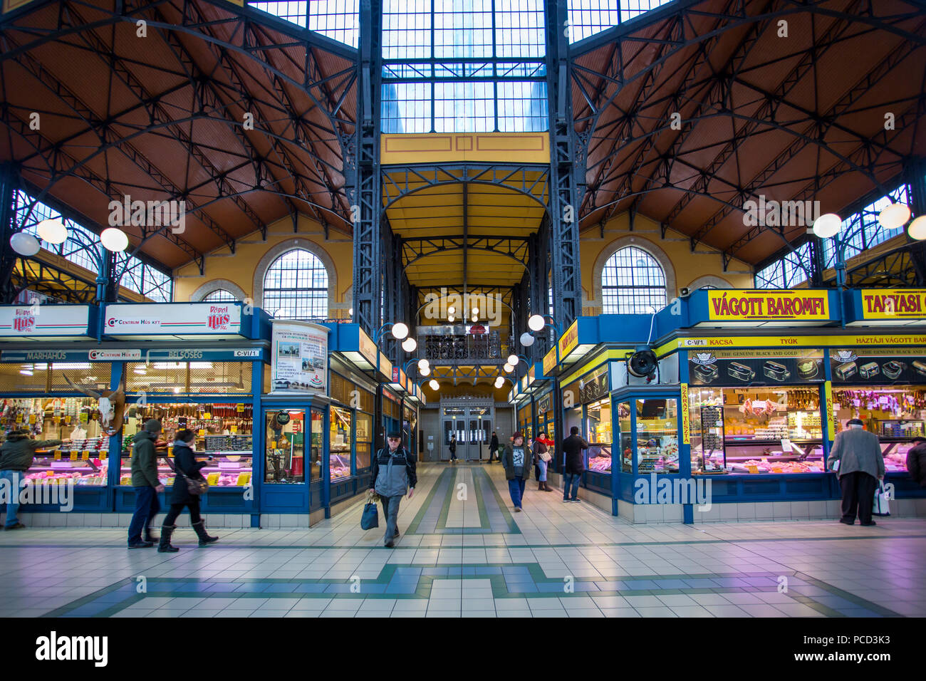 Vista di bancarelle all'interno di Budapest Mercato Centrale, Budapest, Ungheria, Europa Foto Stock
