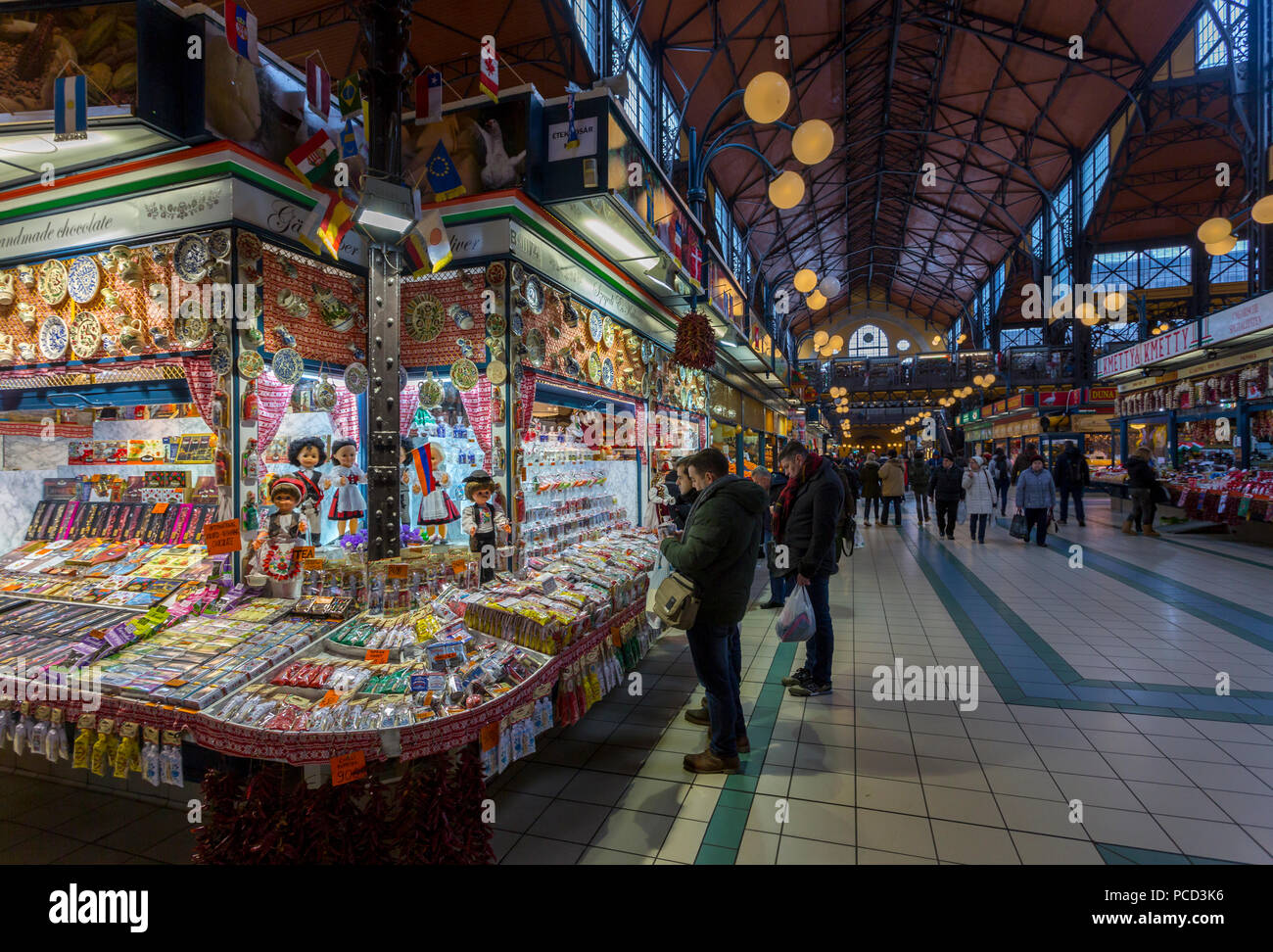 Vista di bancarelle all'interno di Budapest Mercato Centrale, Budapest, Ungheria, Europa Foto Stock