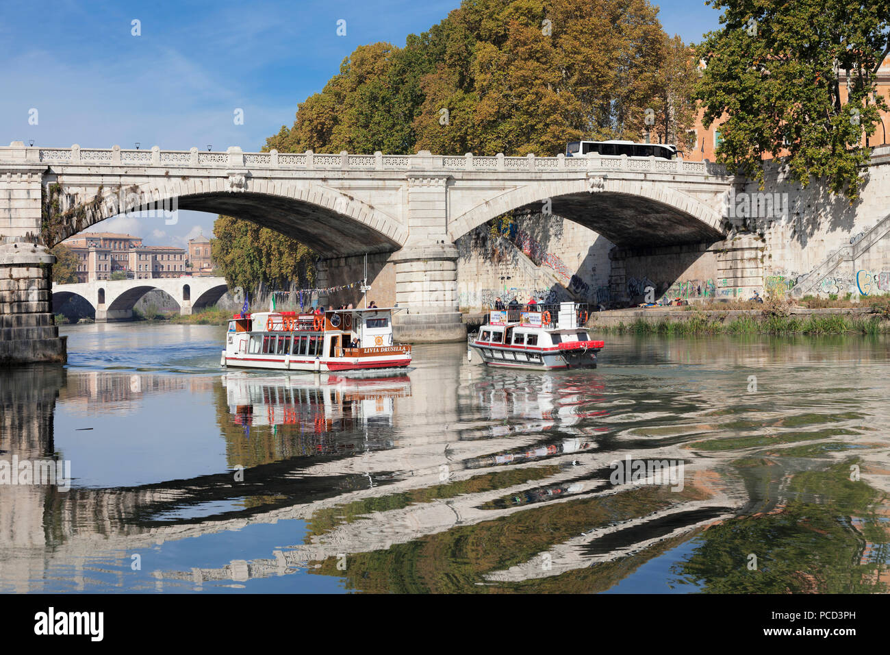 Escursione in barca sul fiume Tevere a ponte Mazzini (Ponte Giuseppe Mazzini), Roma, Lazio, l'Italia, Europa Foto Stock