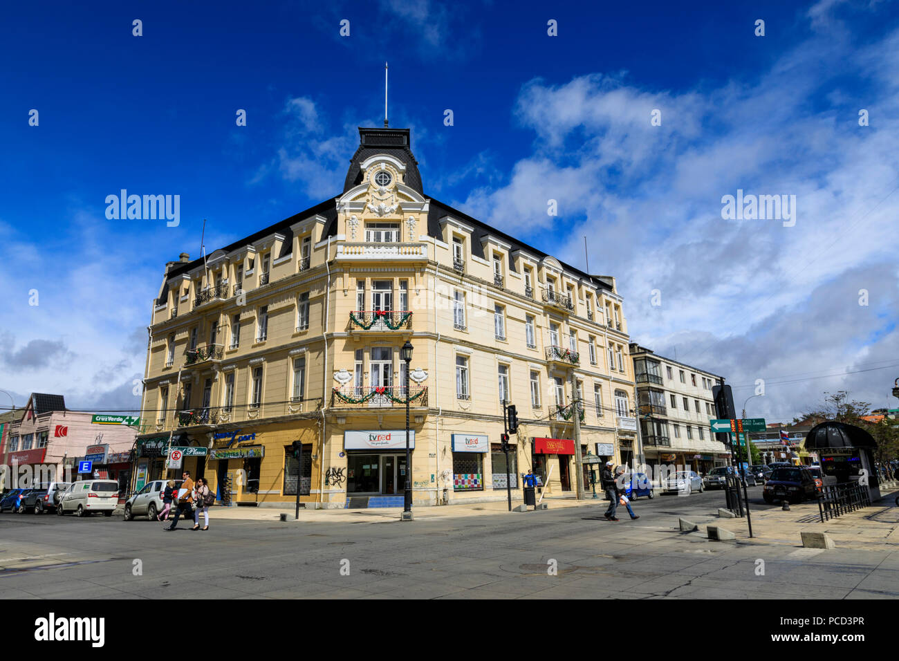 Opulento palazzo in una giornata di sole e cielo blu, Plaza Munoz Gamero (Plaza de Armas), Punta Arenas, Magallanes, Cile, Sud America Foto Stock