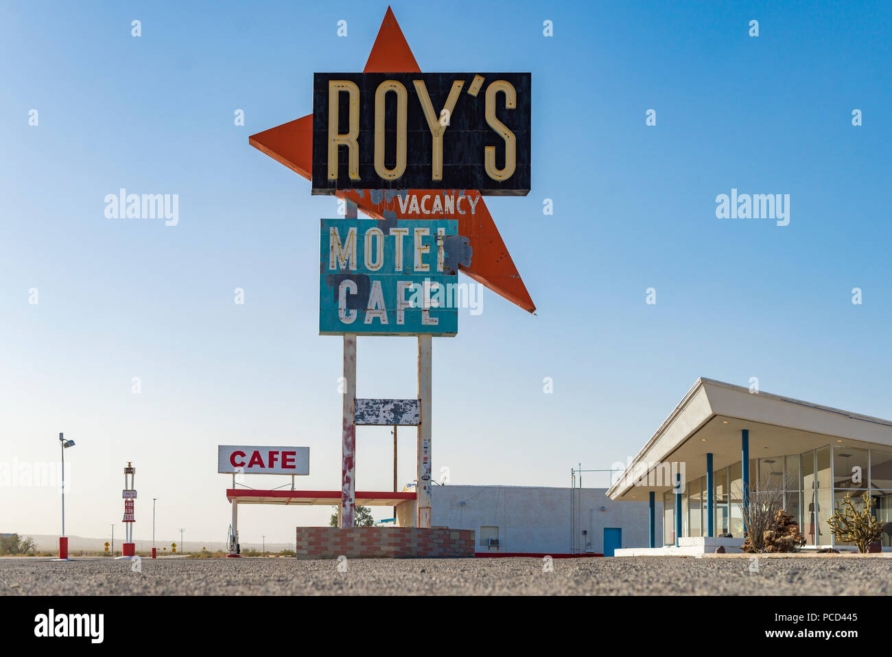 Un classico retrò cercando segno per una stazione di benzina, motel e cafe lungo la storica Route 66 nel deserto di Mojave, California, USA, America del Nord Foto Stock