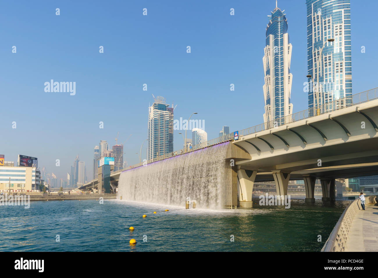 Acqua di Dubai Canal Cascata Ponte, la cascata le parti per consentire alle barche di passare sotto, Business Bay, a Dubai, Emirati Arabi Uniti, Medio Oriente Foto Stock