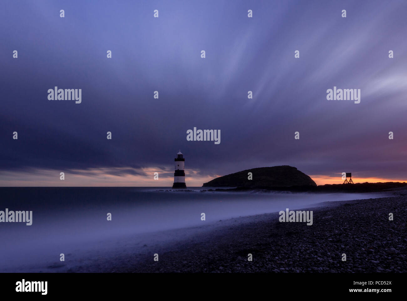 Faro di Penmon Punto di notte, Anglesey, Galles del Nord Foto Stock