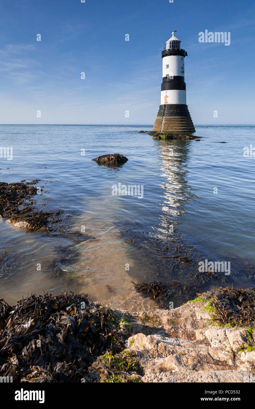 Faro di Penmon punto, Anglesey, Galles del Nord in una giornata di mare calmo Foto Stock