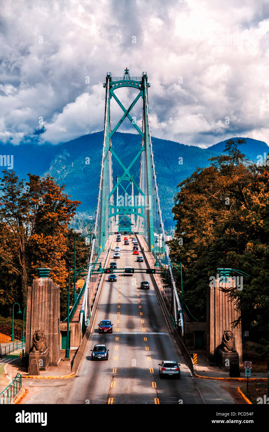 Il traffico su Ponte Lions Gate in autunno, Vancouver, British Columbia, Canada, America del Nord Foto Stock