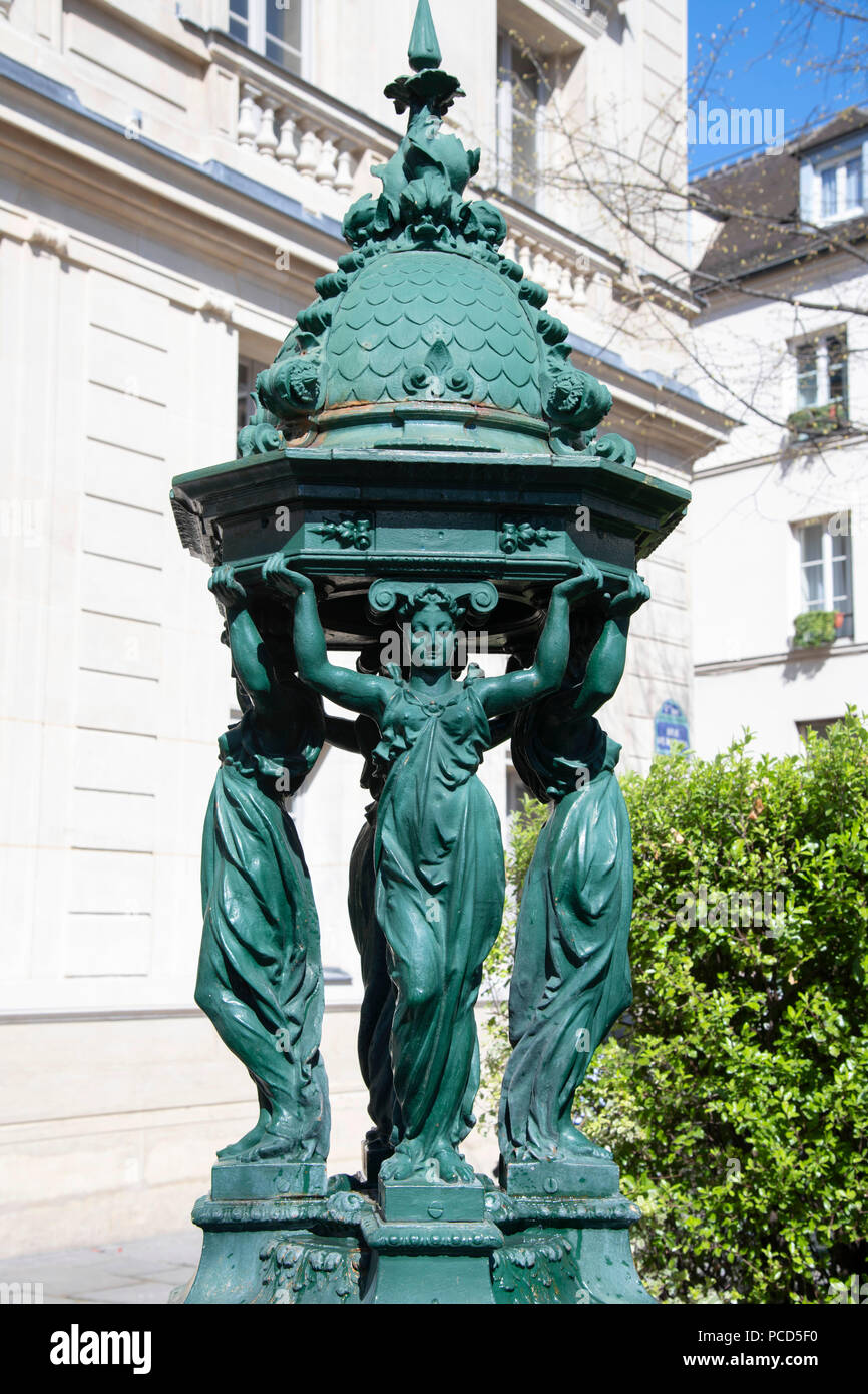 Un verde Wallace Fountain in Place Saint Michel, Paris, Francia, Europa Foto Stock