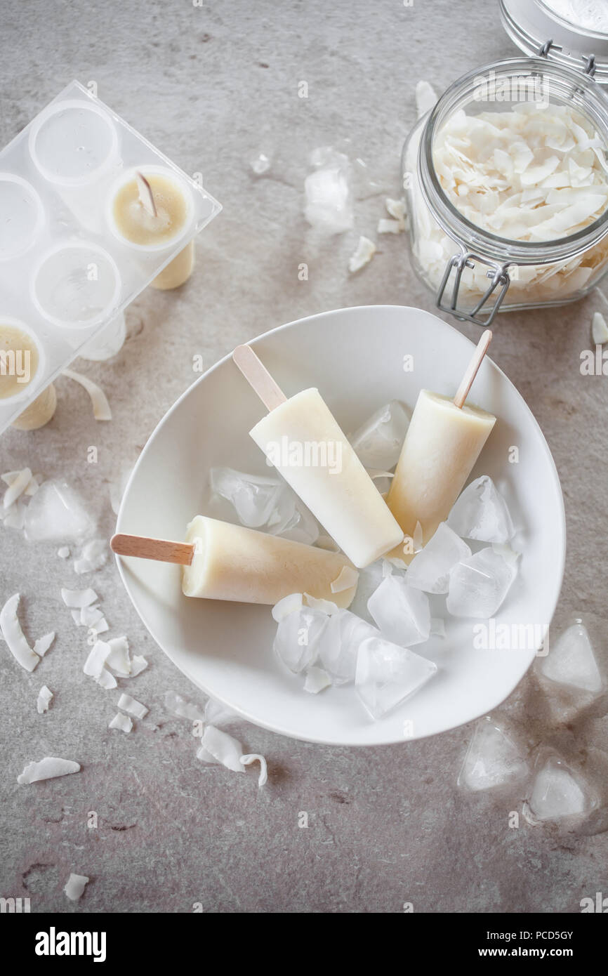 Popsicles realizzato dal ananas e noce di cocco Foto Stock