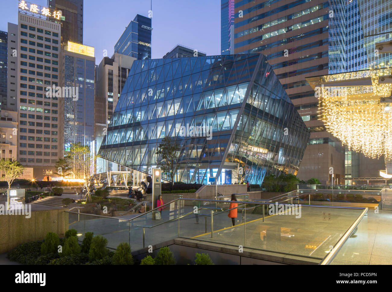 Il Forum Building in Exchange Square al crepuscolo, centrale, Isola di Hong Kong, Hong Kong, Cina, Asia Foto Stock