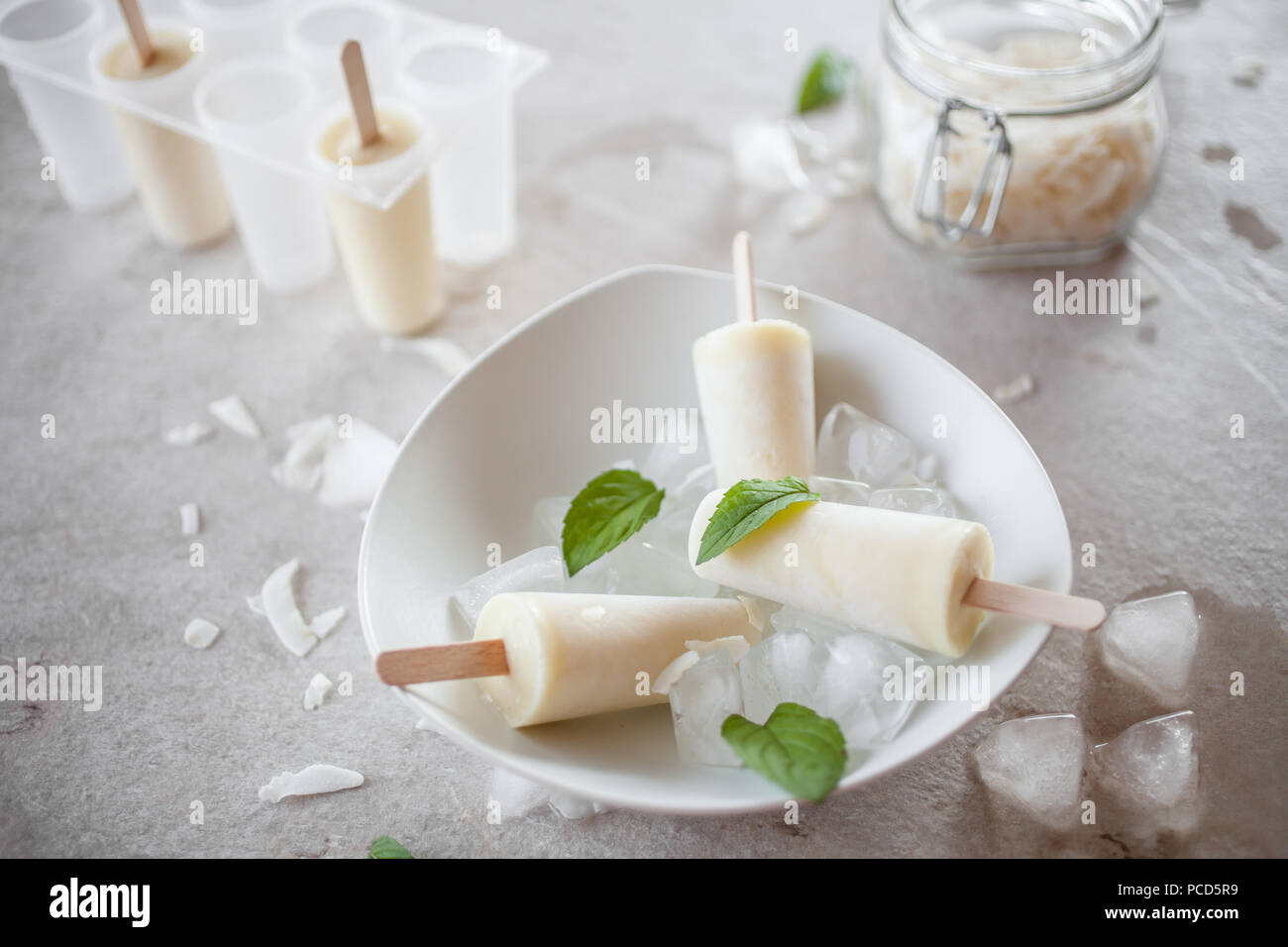 Popsicles realizzato dal ananas e noce di cocco Foto Stock