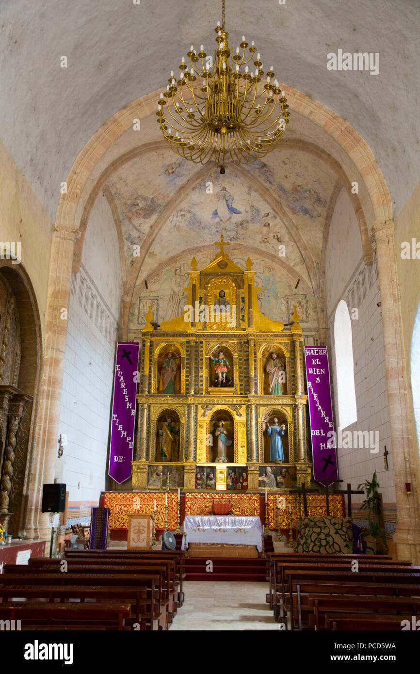 Altare con affreschi originali, Ex Convento di San Miguel Arcangel, fondata 1541 Annuncio, percorso dei conventi, Mani dello Yucatan, Messico, America del Nord Foto Stock