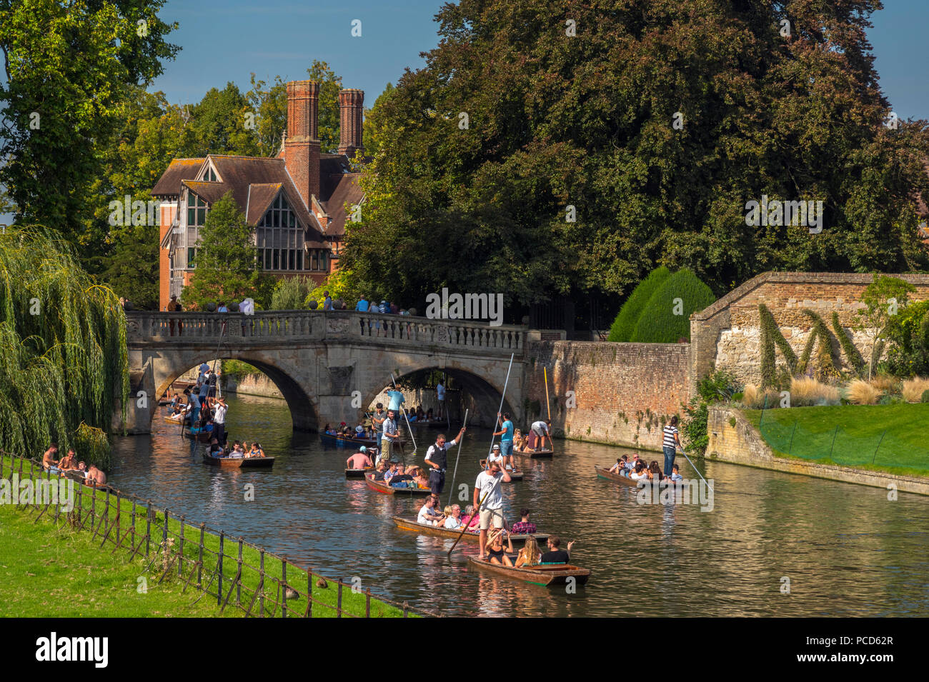 Punting sul fiume Cam, Clare College Clare Bridge, Cambridge, Cambridgeshire, England, Regno Unito, Europa Foto Stock