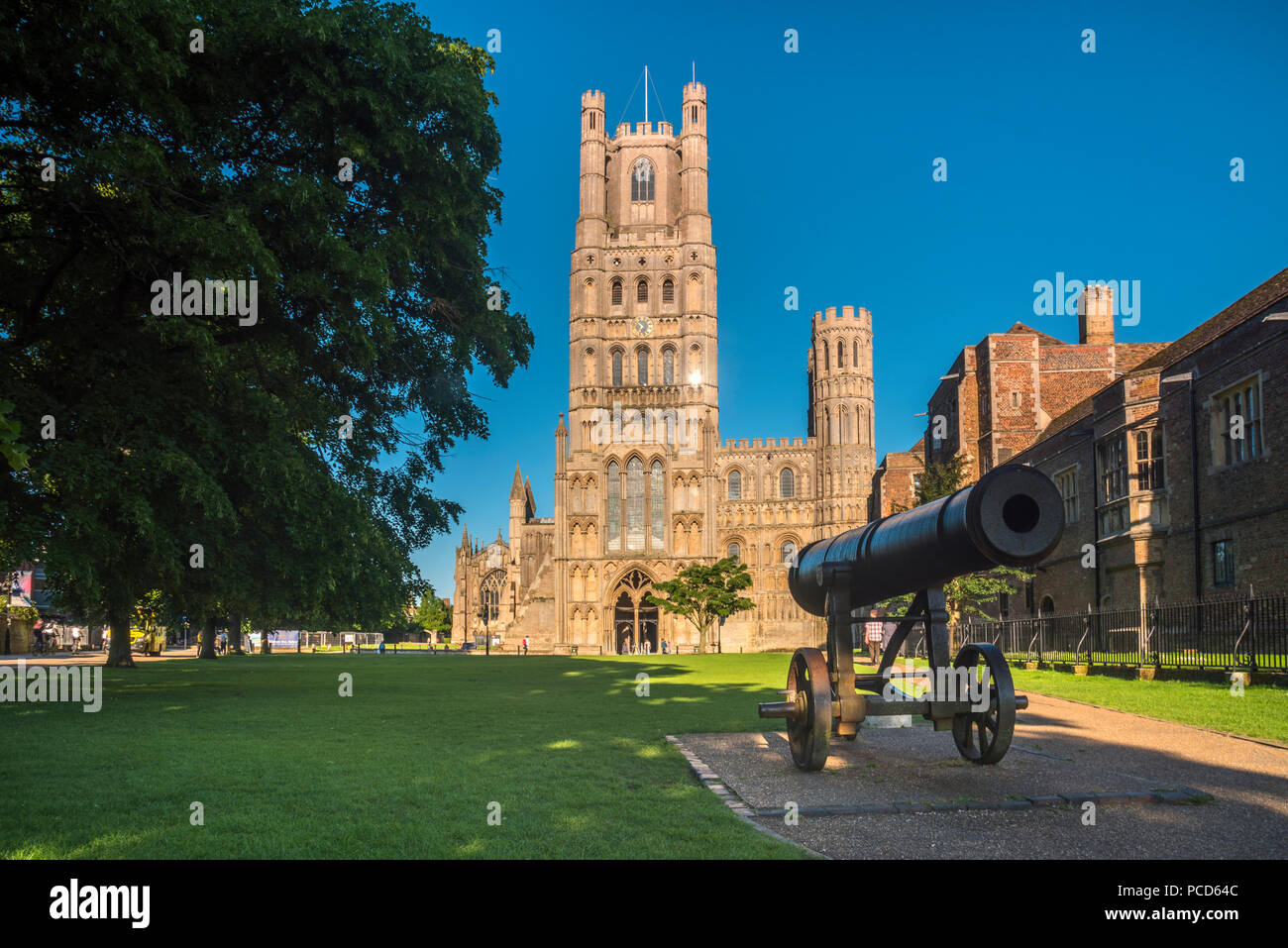 Cannone russo catturati durante la guerra in Crimea, Cattedrale di Ely, Ely, Cambridgeshire, England, Regno Unito, Europa Foto Stock