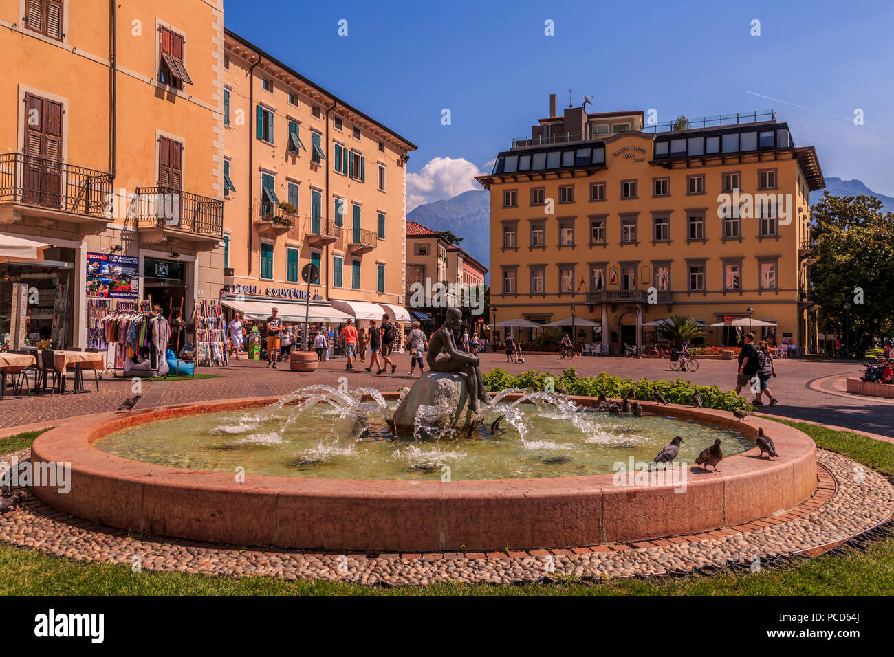 Vista della fontana e color pastello Architettura in Piazza Garibaldi, Riva del Garda Lago di Garda, Trentino Laghi Italiani, l'Italia, Europa Foto Stock