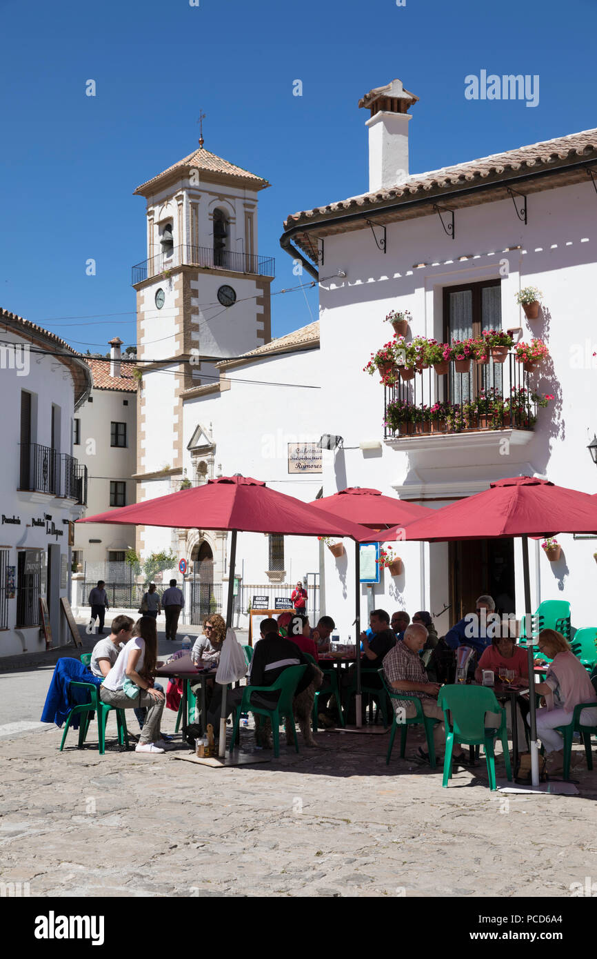 Cafe in piazza cittadina, Grazalema, Sierra de Grazalema parco naturale, Andalusia, Spagna, Europa Foto Stock