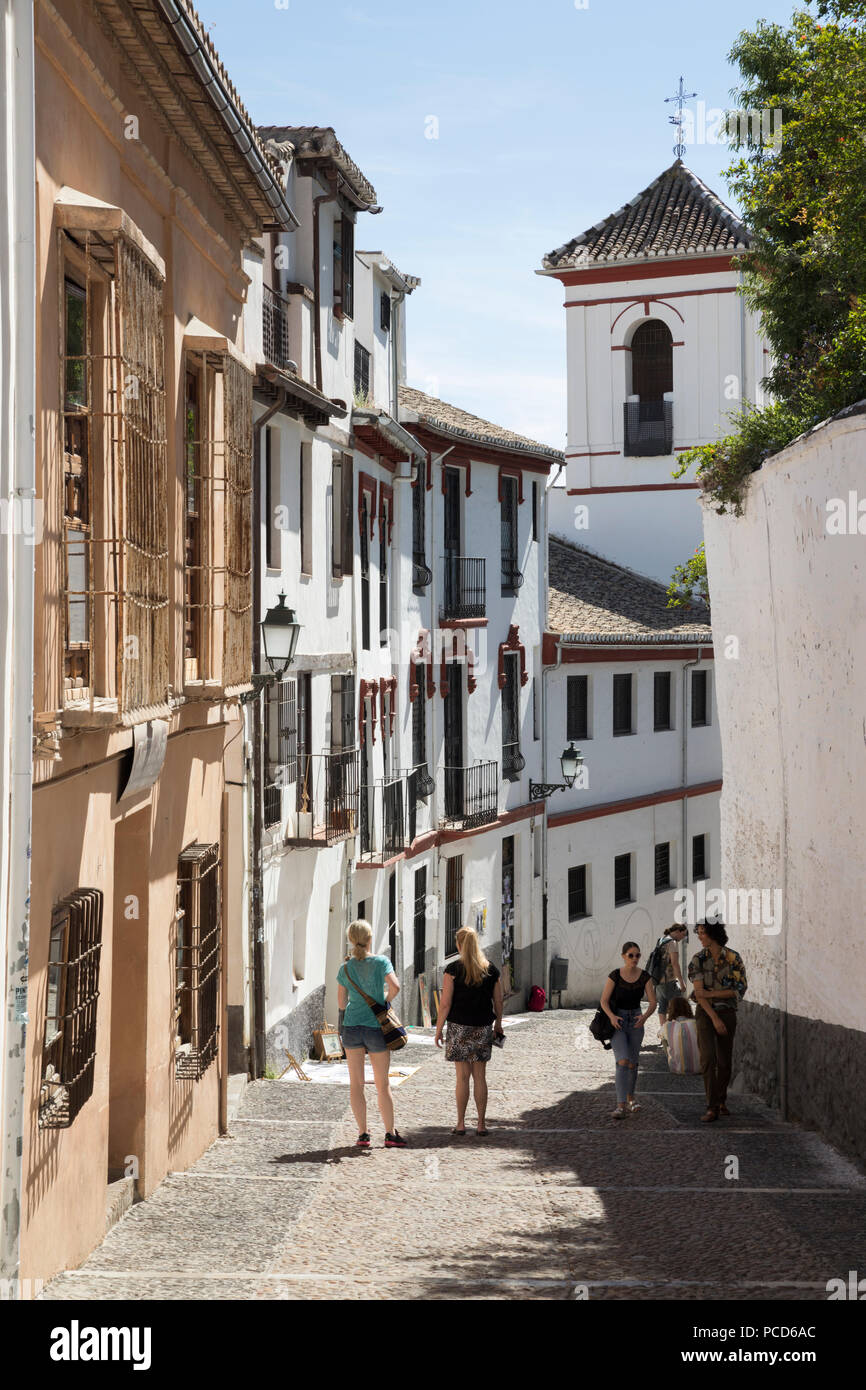 Strada stretta di Cuesta de San Gregorio nella zona di Albaicin, Granada, Andalusia, Spagna, Europa Foto Stock