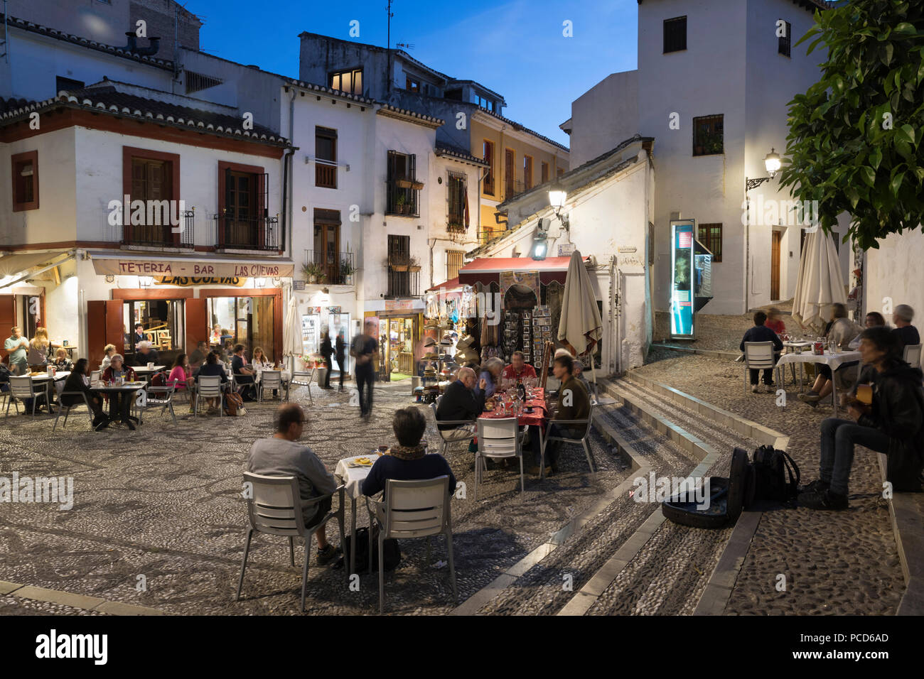 La sera i ristoranti in Placeta de San Gregorio, zona di Albaicin, Granada, Andalusia, Spagna, Europa Foto Stock