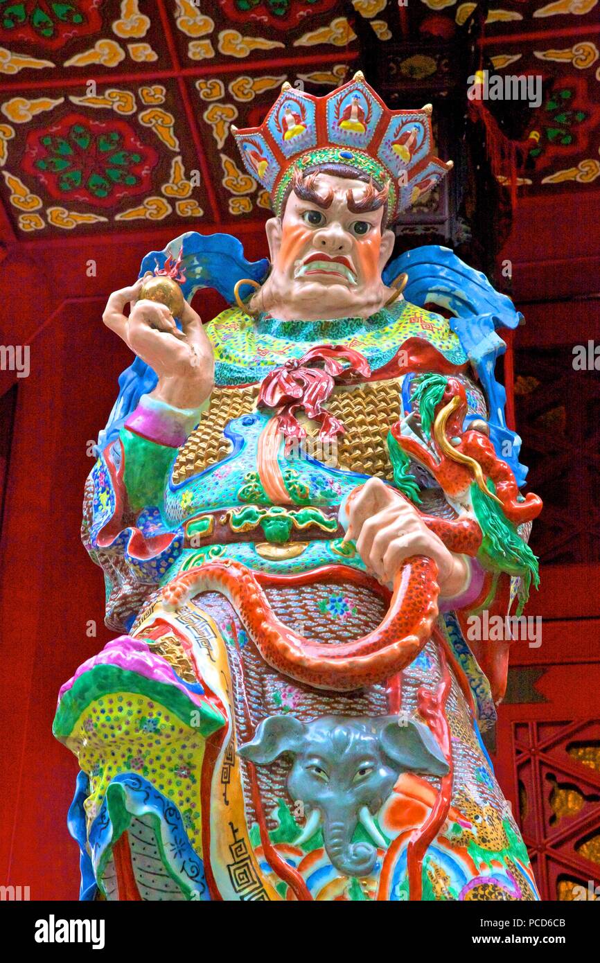 Statua di Virupaksa, uno dei quattro re celeste a Wong Tai Sin Temple, Hong Kong, Cina, Sud-est asiatico Foto Stock