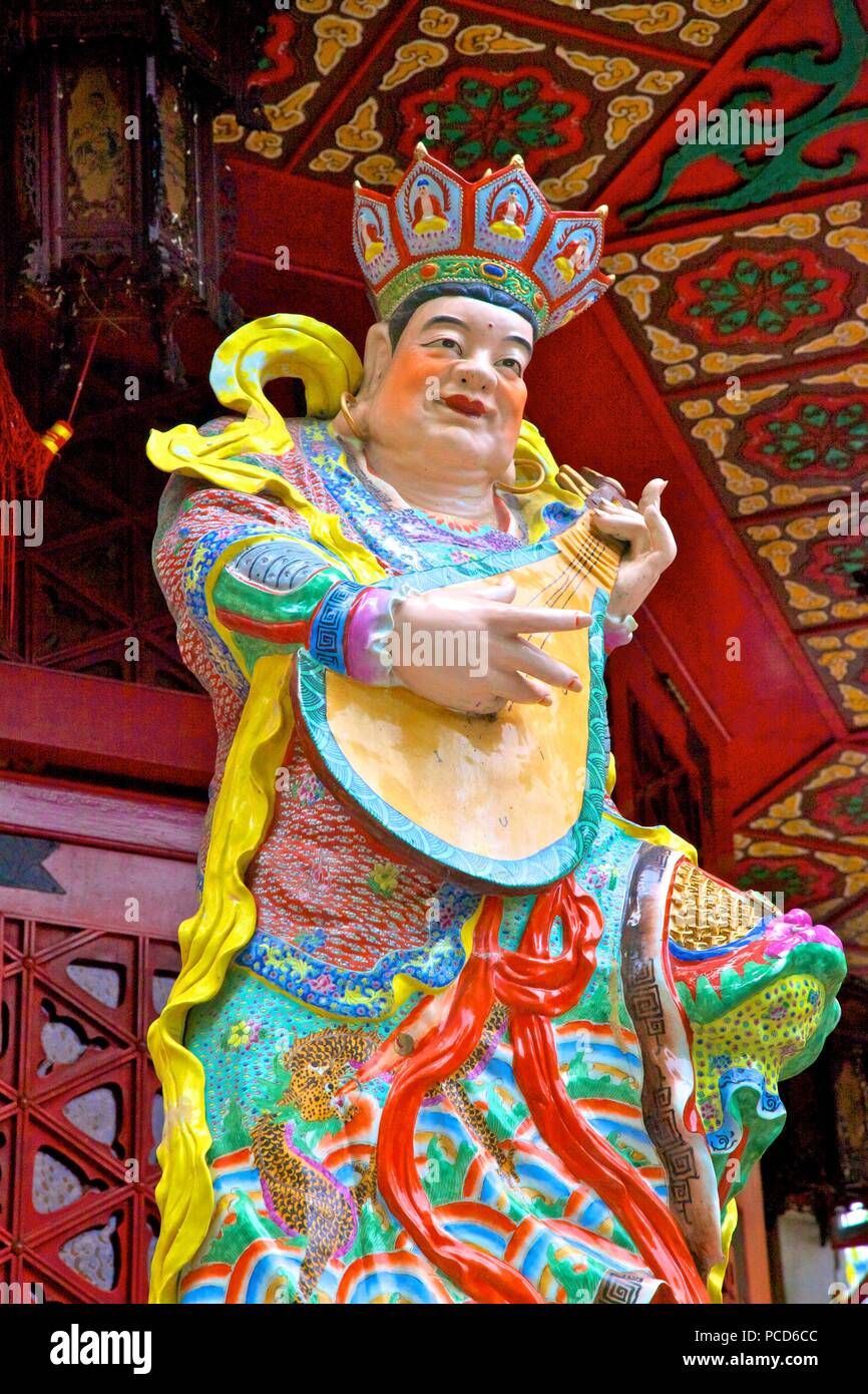 Statua di Dhrtarastra, uno dei quattro re celeste a Wong Tai Sin Temple, Hong Kong, Cina, Asia Foto Stock