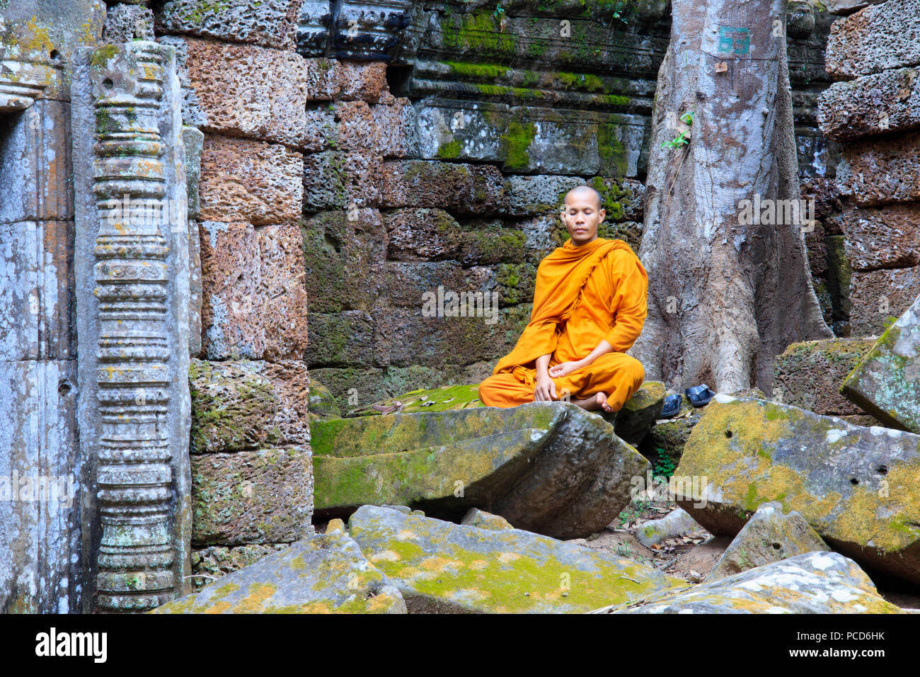 Monaco buddista seduto in una rovina tempio di Angkor, Sito Patrimonio Mondiale dell'UNESCO, Siem Reap, Cambogia, Indocina, Asia sud-orientale, Asia Foto Stock