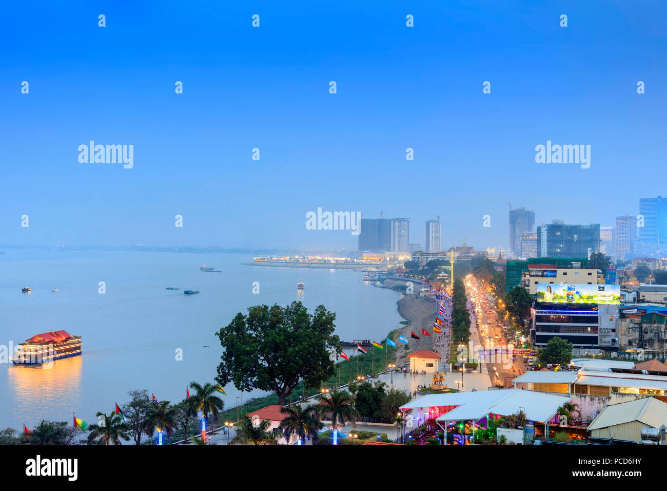 Vista in elevazione di Phnom Penh e il fiume Mekong al crepuscolo, Phnom Penh, Cambogia, Indocina, Asia sud-orientale, Asia Foto Stock