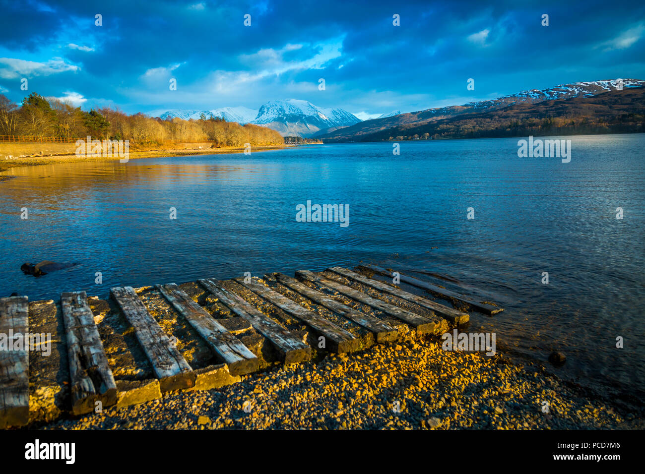 Vista del Loch Eil vicino a Glenfinnan in inverno, Highlands, Scotland, Regno Unito, Europa Foto Stock